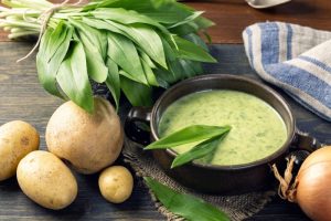 medvehagymás krémleves az asztalon