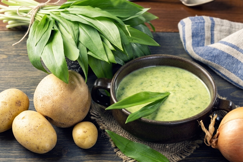 medvehagymás krémleves az asztalon